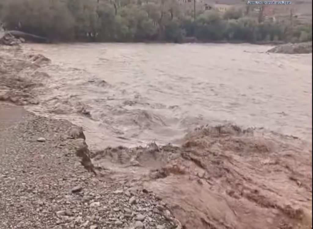 Taroudant.. Des pluies torrentielles coupent la route reliant Ighrem à Tkoumt