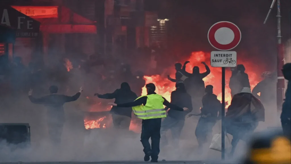 France impose un couvre-feu nocturne dans des zones de plusieurs villes suite à des actes de violence et de vandalisme