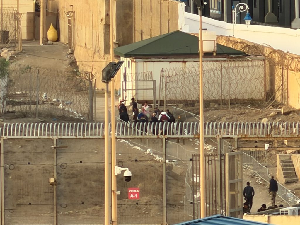 Ceuta occupée : des Marocains choisissent de rentrer volontairement après l'évacuation du camp de Guanós