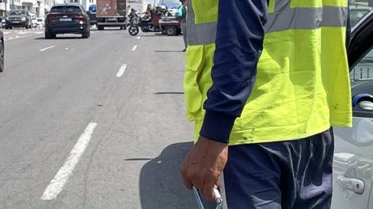 Meknès : La perception de 5 dirhams dans un parking sans ticket soulève des interrogations