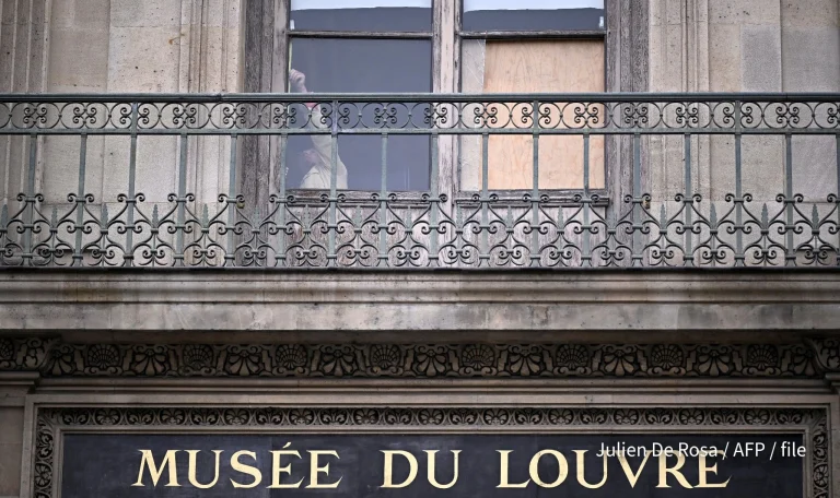 France : des manifestants bloquent l'entrée du musée du Louvre à Paris